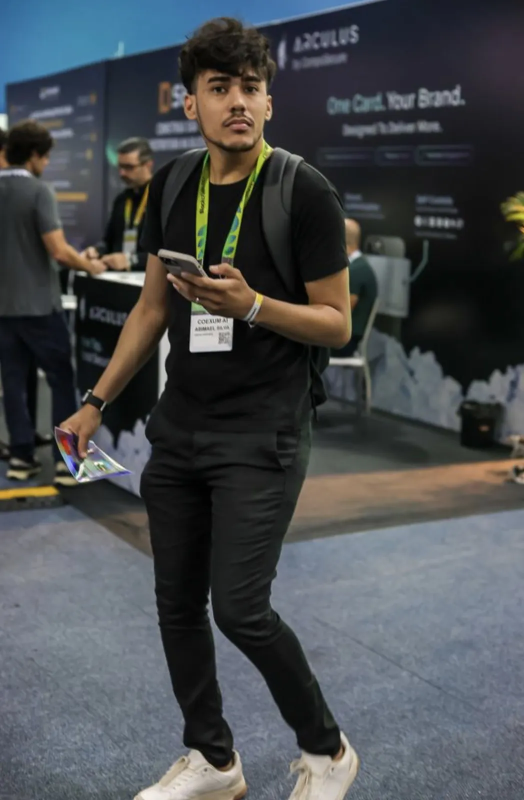 Abimael caminhando pela área de exposição
